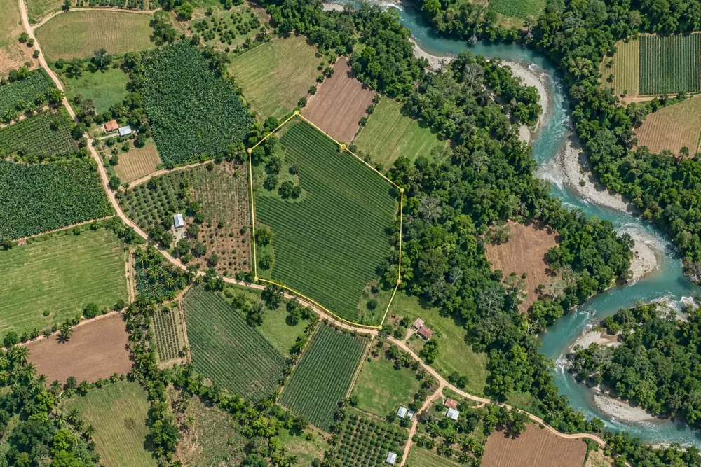 Cartografía ilustrativa de parcelas agrícolas con perímetro y referencias visuales